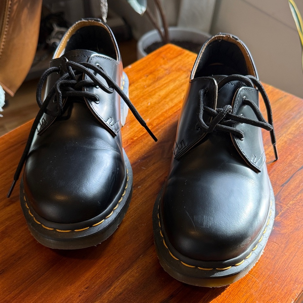 Classic Black Leather Shoes (Women’s 7)